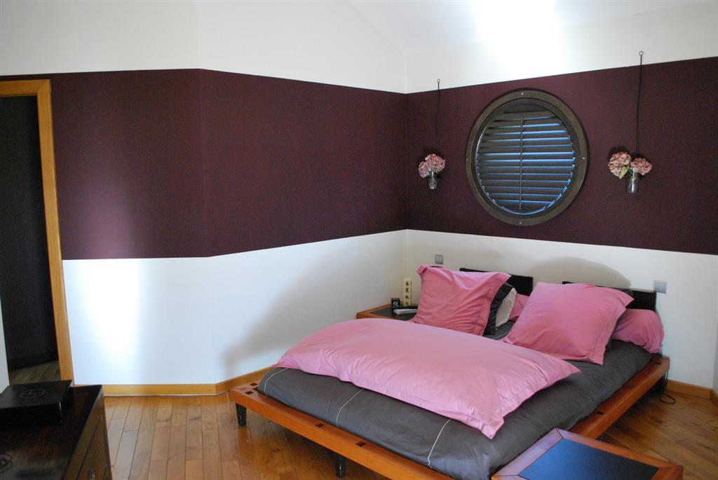860597-chambre-moderne-chambre-avec-murs-bicolore