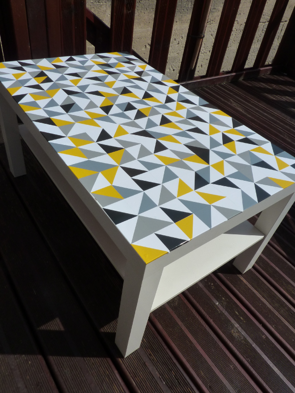 customiser_table_ikea_lack_avec_des_stickers_triangles02