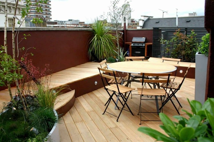 amenager-terrasse-table-chaises-bois-plantes