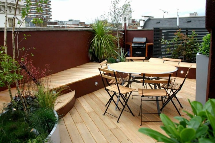 amenager-terrasse-table-chaises-bois-plantes